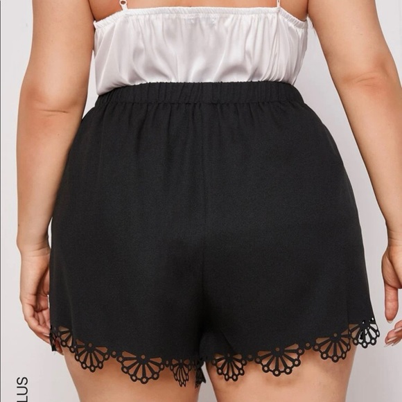Black laser cut scalloped hem black shorts - Picture 3 of 4